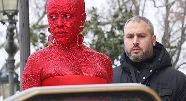 Doja Cat'i Paris Moda Haftası’nda görenler tanıyamadı! 30 bin adet Swarovski kristali yapıştırıldı