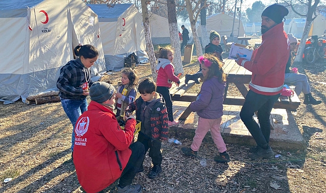 Akhisar Belediyesi ekiplerimiz, afet bölgesinde yaraları sarmaya devam ediyor