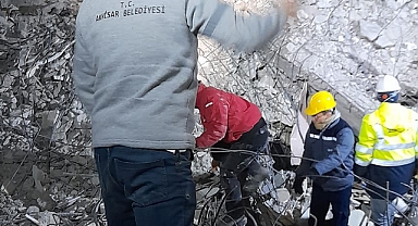 Akhisarlı gönüllü işçiler Hatay'da gece gündüz çalışıyor