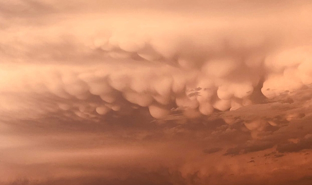 Akhisar’da bulutlar görsel şölen yaşattı