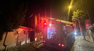 Akhisar Reşatbey Mahallesi 191 sokak üzerinde bir evde yangın meydana geldi
