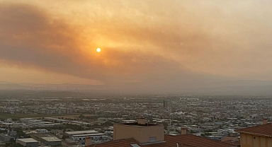 İzmir'in Kınık İlçesindeki yangının ardından Akhisar'da gökyüzü böyle oldu