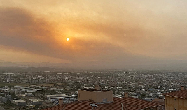 İzmir'in Kınık İlçesindeki yangının ardından Akhisar'da gökyüzü böyle oldu