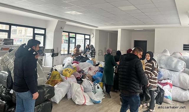 AK Parti, Akhisar'dan deprem bölgesine yardımları uçak ile gönderdi