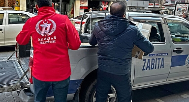 Akhisar'a gelen depremzede ailesine Akhisar Belediyesinden destek