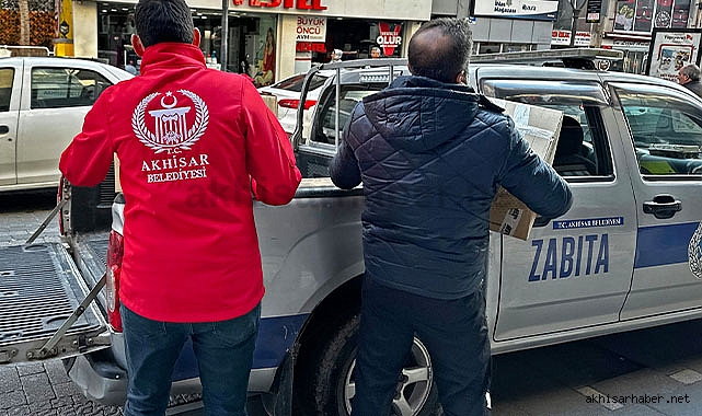 Akhisar'a gelen depremzede ailesine Akhisar Belediyesinden destek