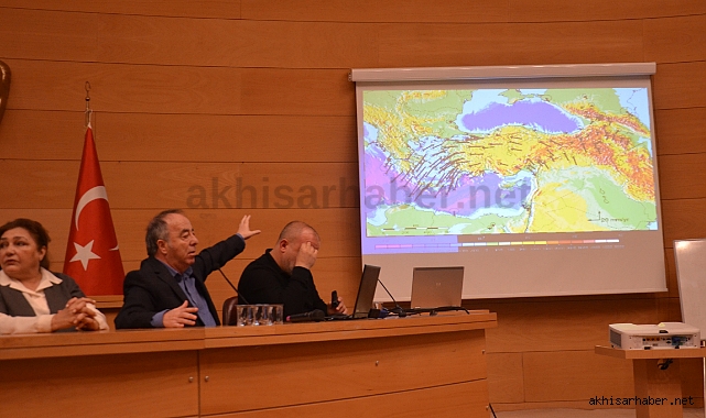 Akhisar Belediyesi deprem konusunda halkı bilinçlendirmeye devam ediyor