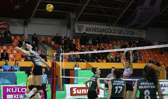 Akhisar Belediyespor voleybol takımı, Torbalı'yı 3-2 yendi