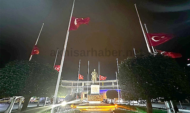 Akhisar'da bayraklar yarıya indirildi