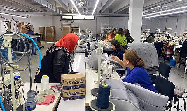 Akhisar'da deprem bölgesi için uyku tulumu üretiliyor