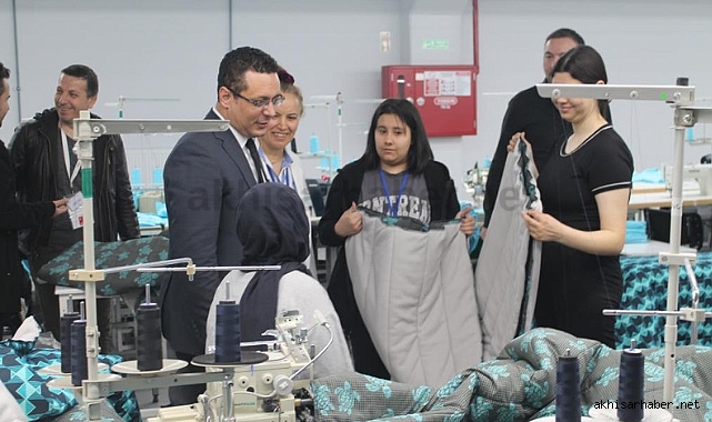 Akhisar'da Depremzedeler İçin 800 Adet tulum üretimi tüm hızıyla sürüyor