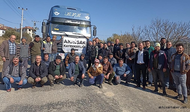 Akhisar'daki köylerden deprem bölgesine odun yardımı