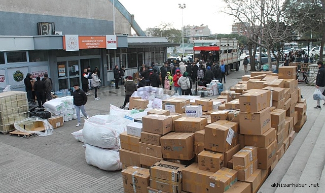 Akhisar'dan deprem bölgesine 27 tır yardım gitti