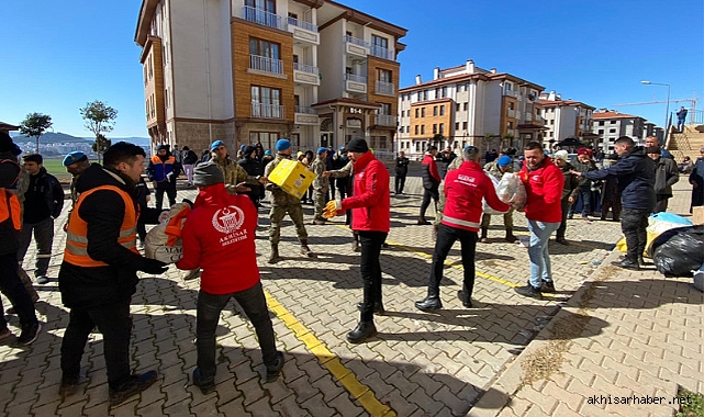 Akhisar'dan giden ekipler yardım eli uzatıyor