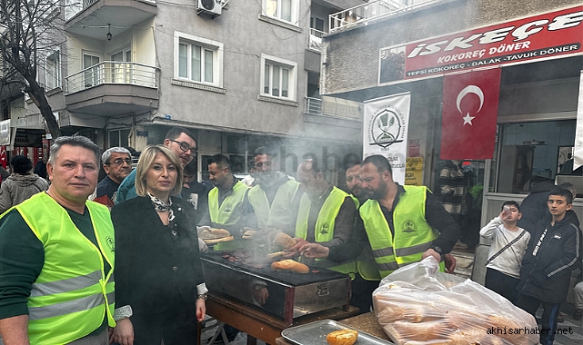 Akhisar Lokantacılar Odası ekmek arası sucuk ikramında bulundu