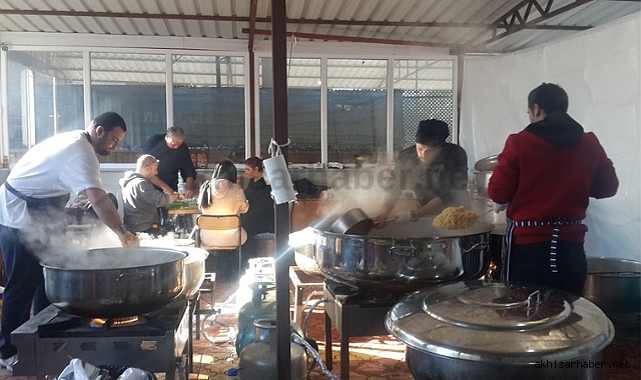 Akhisarlı öğrencilerin mutfağı Osmaniye'de 8 bin kişiye yemek dağıtıyor