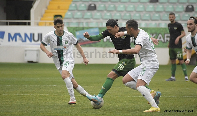 Akhisarspor evinde darmadağın oldu