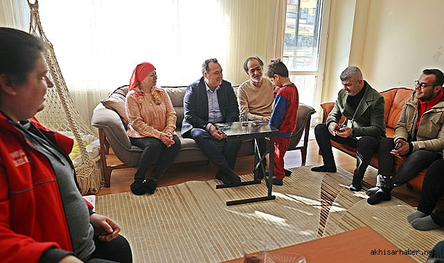 Başkan Dutlulu, Akhisar'da evlere yerleştirilen depremzedeleri ziyaret etti