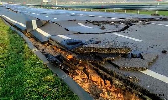 Deprem asfaltı da yıktı geçti!