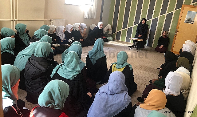 Her ay bir konu bir konuk projesinin konusu üç ayların önemi oldu