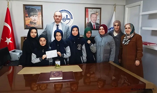 Kız Anadolu İmam Hatip öğrencileri kumbaralarını bağışladı
