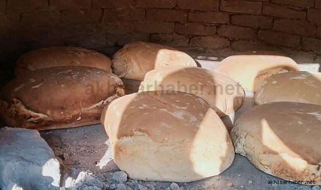Köylü kadınlardan deprem bölgesine köy ekmeği desteği