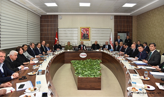 Manisa Valisi açıkladı: ilimizden deprem bölgesine yardımlar devam ediyor