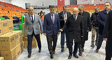 Manisa Valisi Karadeniz, deprem yardım toplama noktalarını ziyaret etti
