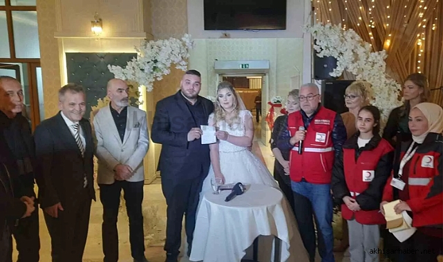 Manisalı çift düğün takılarını depremzedelere bağışladılar