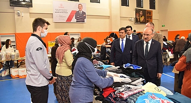 Vali Yaşar Karadeniz, depremzede kayıt merkezini ziyaret etti