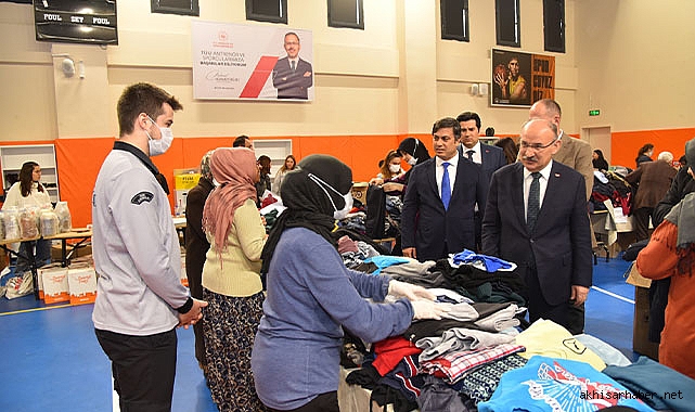 Vali Yaşar Karadeniz, depremzede kayıt merkezini ziyaret etti