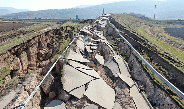 Yollarda derin yarıklar ve çökmeler oluştu