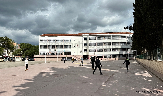 Akhisar Ali Şefik Ortaokulu bahçesine spor salonu ve tenis kortu yapılacak