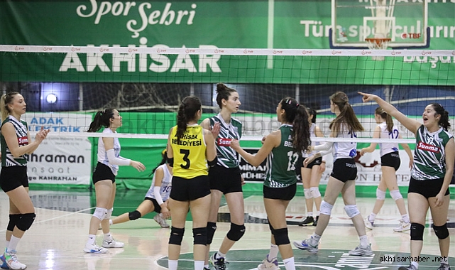 Akhisar Belediye Voleybol son maçından galip ayrıldı