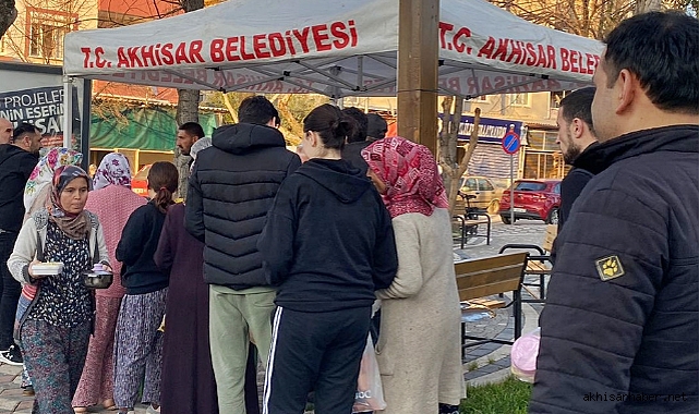 Akhisar Belediyesi, iftar için 8 noktada sıcak yemek dağıtıyor
