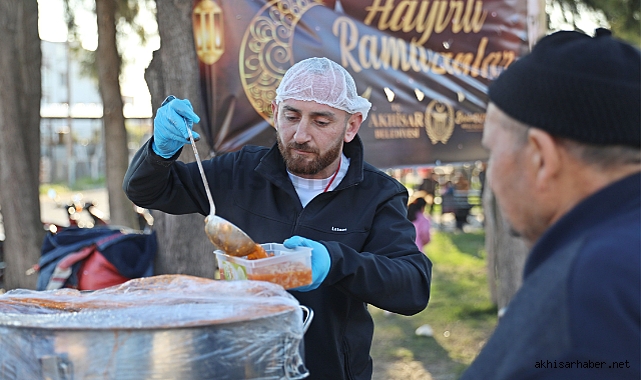 Akhisar Belediyesi'nden 3200 kişilik iftar yemeği