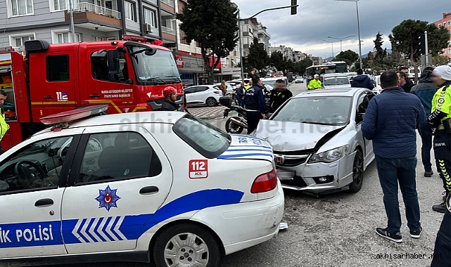 Akhisar'da trafik polisi, trafik kazası geçirdi