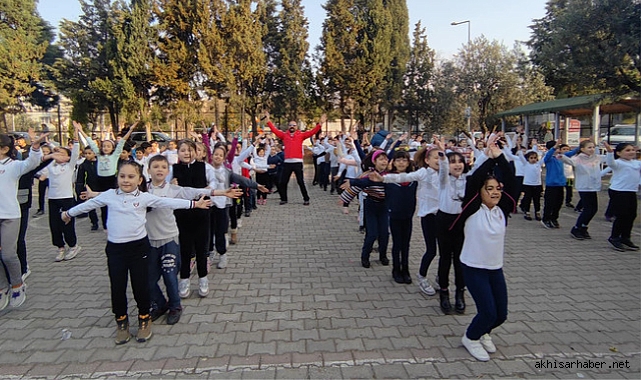 Akhisar Gençlik Merkezi'nden öğrencilere eğlenceli sabah sporu