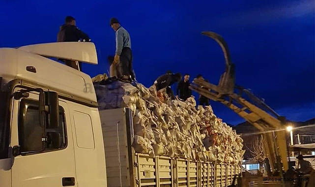 Akhisar İsaca Mahallesinden deprem bölgesine odun desteği