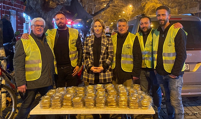 Akhisar Lokantacılar Odası, ilk teravih sonrası ikramda bulundu