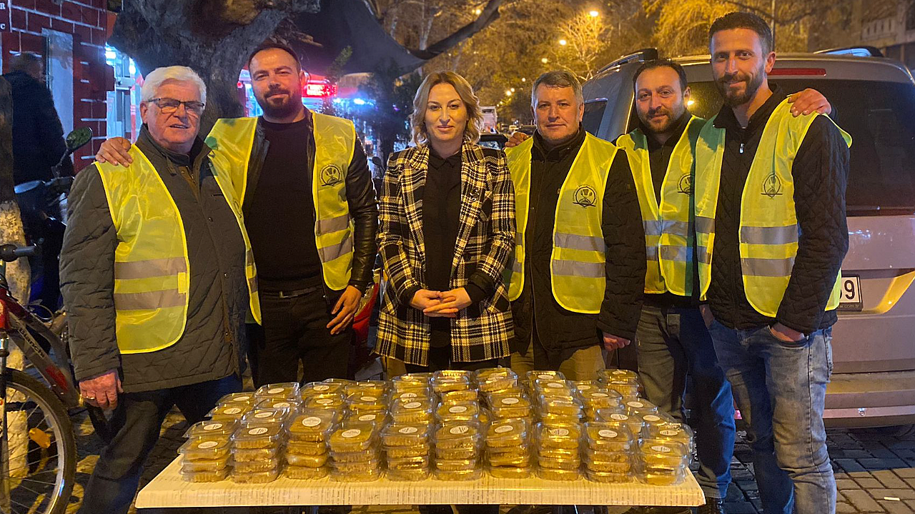 Akhisar Lokantacılar Odası, ilk teravih sonrası ikramda bulundu