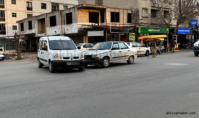 Akhisar sanayi yolunda maddi hasarlı kaza