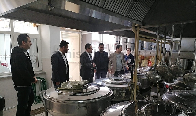 Akhisarlı öğrenciler 3 ilçede 4500 öğrenciye sıcak yemek hazırlıyor