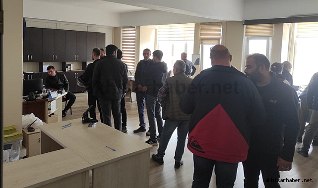 Akhisarlılar, seçim kuruluna Sinan Oğan için imza veriyor