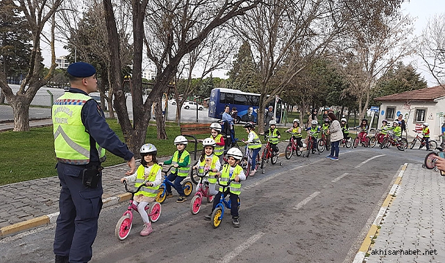 Bisiklet Trafik Eğitim Parkı'nda hem eğlendiler hem öğrendiler