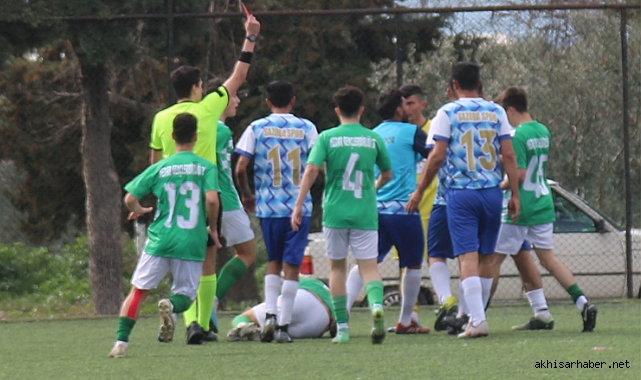 Medar ile Sazoba maçında kırmızı kartlar havada uçtu