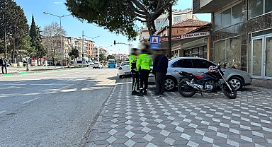 Motosiklet otomobile arkadan çarptı 1 kişi yaralandı