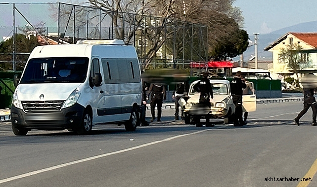 Otomobil çevik kuvvet aracına çarptı 1 yaralı