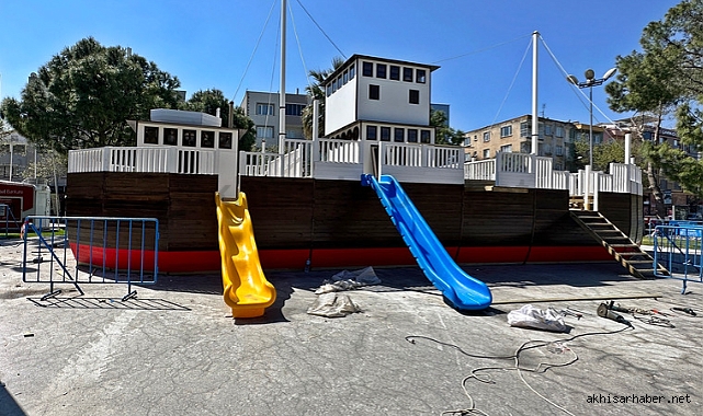 Akhisar bir parka Bandırma Vapuru yapılıyor