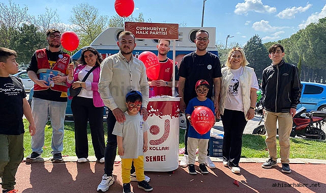 Akhisar CHP Gençlik Kolları 23 Nisan'da çocukları unutmadı